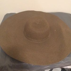 Beautiful 2 tone color floppy sun hat. Size M.